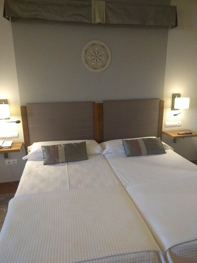 Habitación estándar doble (with extra bed for child) del hotel Parador De Lorca. Foto 4