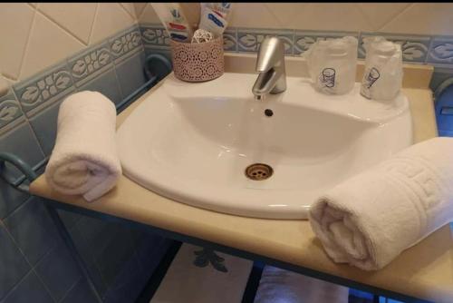 Habitación Doble con baño privado - 2 camas del hotel Sierra De Araceli. Foto 9