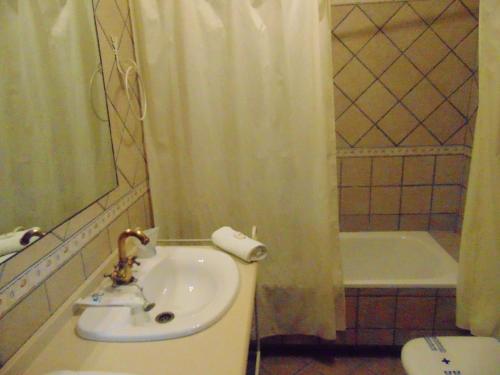 Habitación Doble con baño privado - 2 camas del hotel Sierra De Araceli. Foto 26