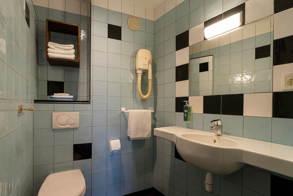 Habitación estándar doble del hotel Walled off Paris. Foto 4