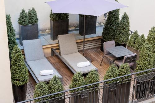Suite con terraza y vistas a la ciudad del hotel Montaigne. Foto 4