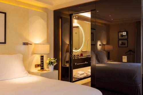 Suite con terraza y vistas a la ciudad del hotel Montaigne. Foto 5