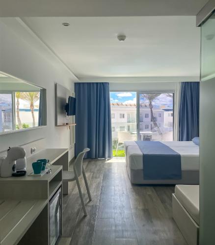 Habitación Doble con vistas a la piscina del hotel Surfing Colors Corralejo
