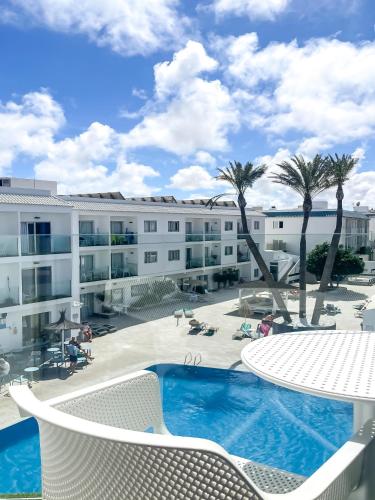 Habitación Doble con vistas a la piscina del hotel Surfing Colors Corralejo. Foto 1