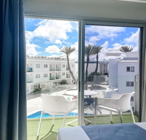 Habitación Doble con vistas a la piscina del hotel Surfing Colors Corralejo. Foto 2