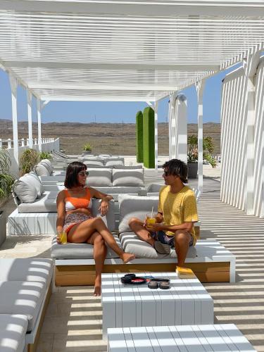 Habitación Doble con vistas a la piscina del hotel Surfing Colors Corralejo. Foto 3