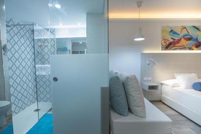 Habitación doble Vista Piscina del hotel Surfing Colors Corralejo. Foto 4