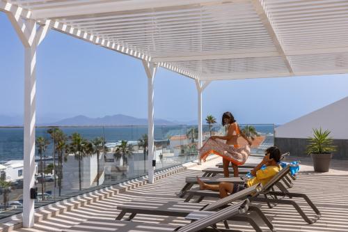Habitación Doble con vistas al mar del hotel Surfing Colors Corralejo. Foto 6