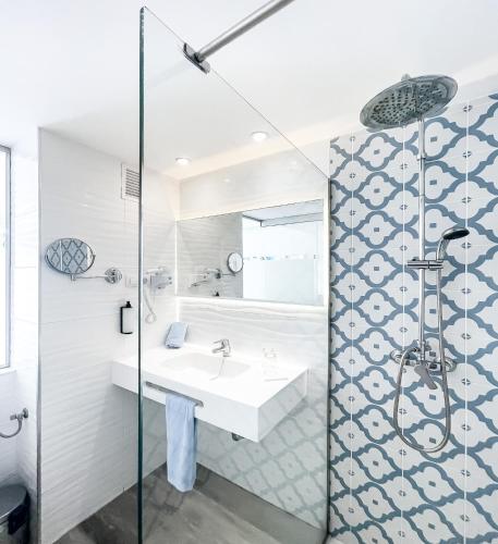 Habitación Doble con vistas a la piscina del hotel Surfing Colors Corralejo. Foto 2