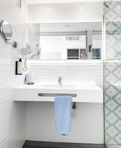 Habitación Doble con vistas a la piscina del hotel Surfing Colors Corralejo. Foto 10