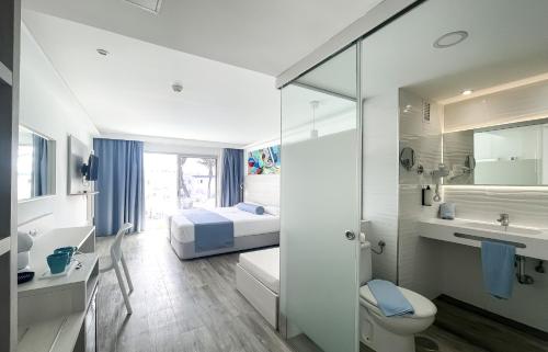 Habitación Doble con vistas a la piscina del hotel Surfing Colors Corralejo. Foto 11