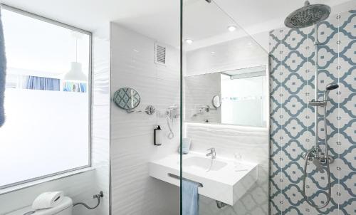 Habitación Doble con vistas a la piscina del hotel Surfing Colors Corralejo. Foto 12