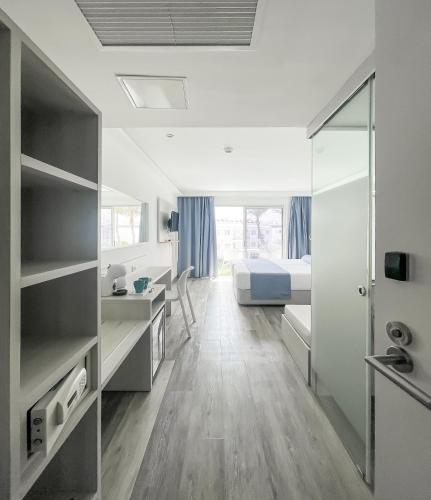 Habitación Doble con vistas a la piscina del hotel Surfing Colors Corralejo. Foto 14