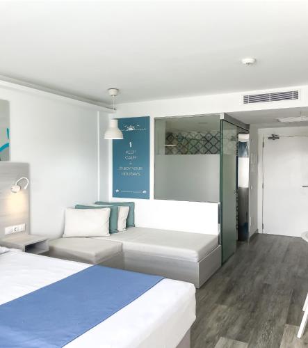 Habitación Doble con vistas a la piscina del hotel Surfing Colors Corralejo. Foto 16