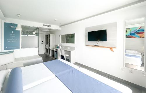 Habitación Doble con vistas a la piscina del hotel Surfing Colors Corralejo. Foto 17