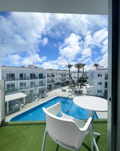 Habitación Doble con vistas a la piscina del hotel Surfing Colors Corralejo