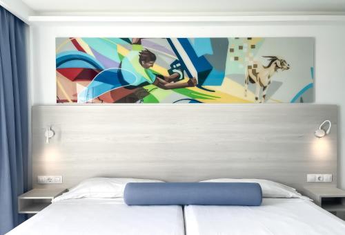 Habitación Doble con vistas a la piscina del hotel Surfing Colors Corralejo. Foto 4