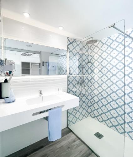 Habitación Doble con vistas a la piscina del hotel Surfing Colors Corralejo. Foto 8