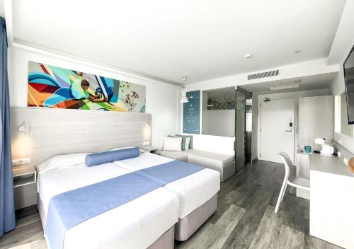 Habitación Doble con vistas a la piscina del hotel Surfing Colors Corralejo. Foto 13