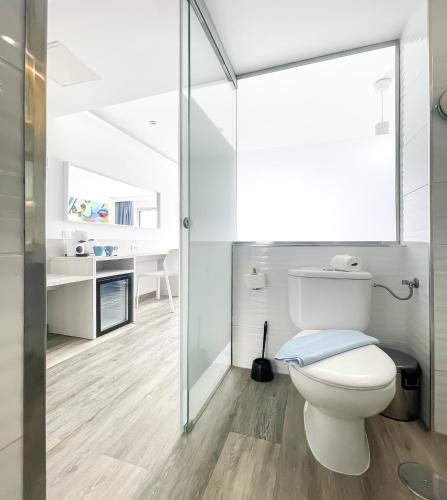 Habitación Doble con vistas a la piscina del hotel Surfing Colors Corralejo. Foto 15