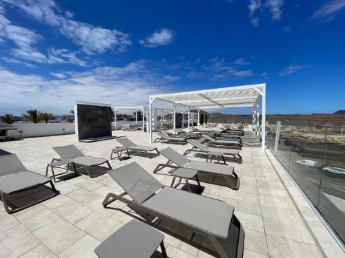 Habitación Doble con vistas a la piscina del hotel Surfing Colors Corralejo. Foto 22