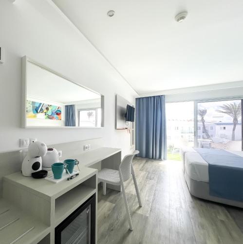 Habitación Doble con vistas a la piscina del hotel Surfing Colors Corralejo. Foto 13