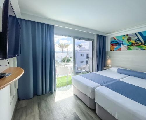 Habitación Doble con vistas a la piscina del hotel Surfing Colors Corralejo. Foto 17