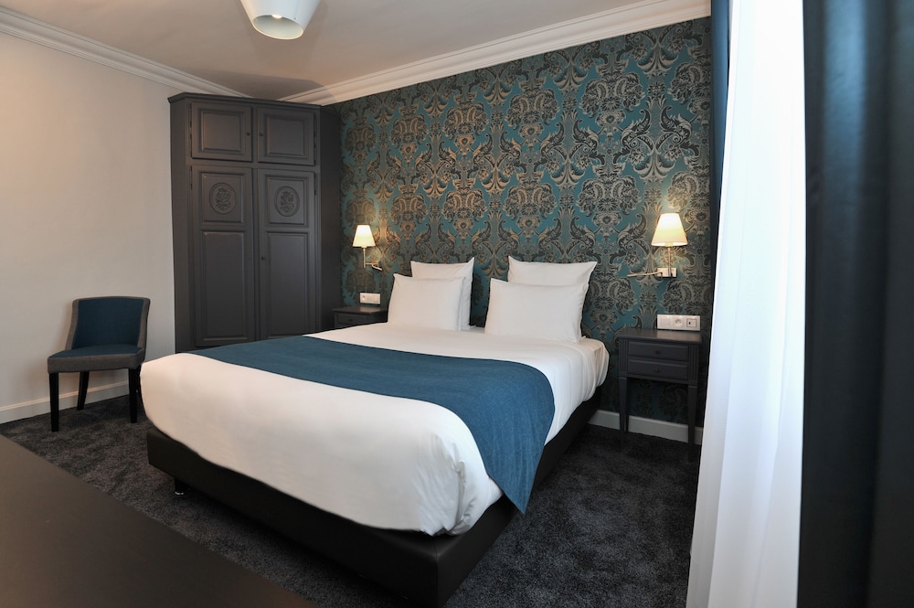 Habitación Classic con una cama doble de 160 x 200 cm del hotel Mercure Paris Saint Cloud Hippodrome. Foto 1