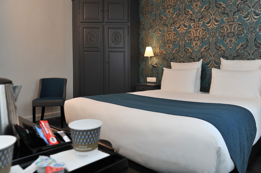 Habitación Classic con una cama doble de 160 x 200 cm del hotel Mercure Paris Saint Cloud Hippodrome. Foto 2