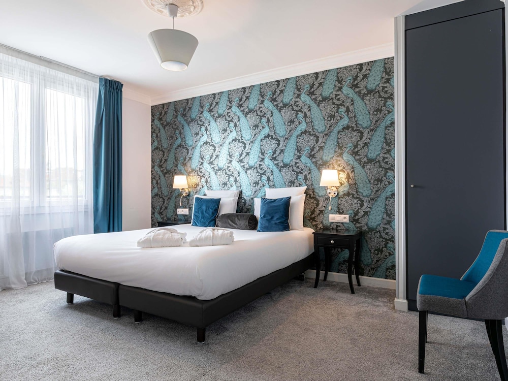 Habitación Privilege con una cama doble de 180 x 200 cm del hotel Mercure Paris Saint Cloud Hippodrome