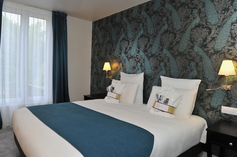 Habitación Privilege con una cama doble de 180 x 200 cm del hotel Mercure Paris Saint Cloud Hippodrome. Foto 1