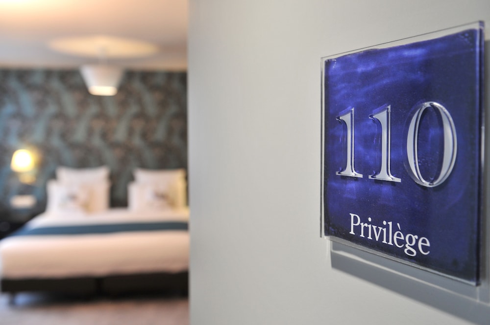 Habitación Privilege con una cama doble de 180 x 200 cm del hotel Mercure Paris Saint Cloud Hippodrome. Foto 6