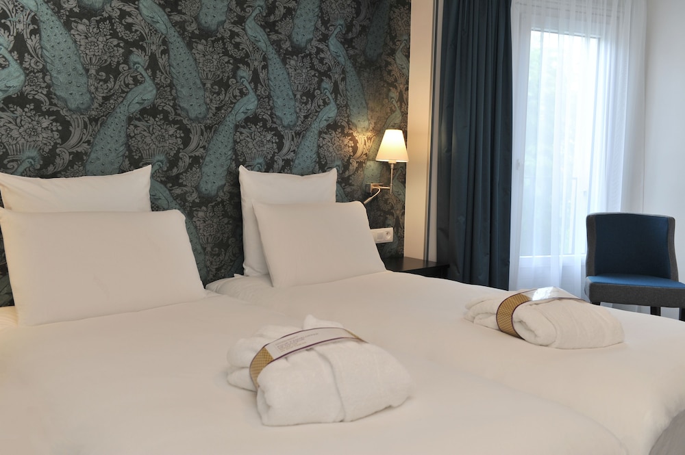 Habitación Privilege con una cama doble de 180 x 200 cm del hotel Mercure Paris Saint Cloud Hippodrome. Foto 7