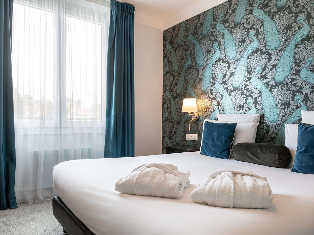 Habitación Privilege con una cama doble de 180 x 200 cm del hotel Mercure Paris Saint Cloud Hippodrome. Foto 8