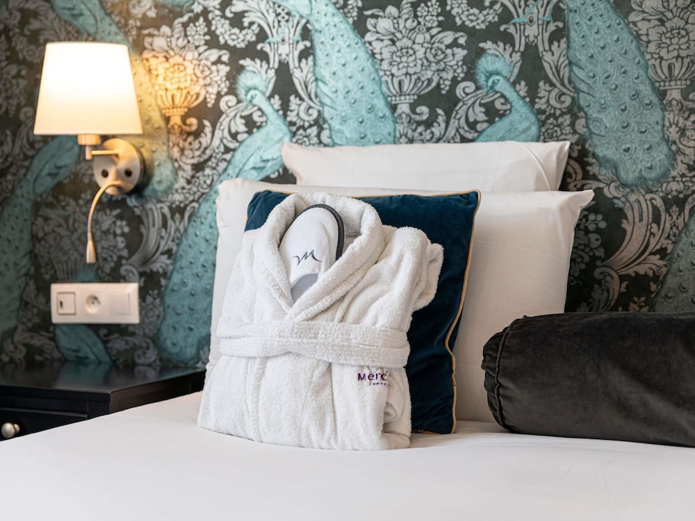 Habitación Privilege con una cama doble de 180 x 200 cm del hotel Mercure Paris Saint Cloud Hippodrome. Foto 9