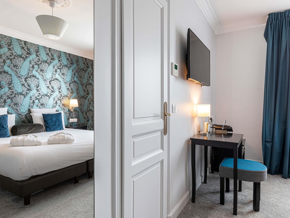 Habitación Privilege con una cama doble de 180 x 200 cm del hotel Mercure Paris Saint Cloud Hippodrome. Foto 10