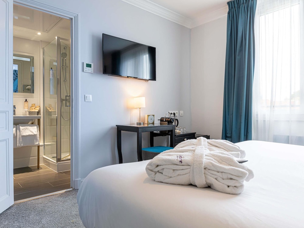Habitación Privilege con una cama doble de 180 x 200 cm del hotel Mercure Paris Saint Cloud Hippodrome. Foto 13