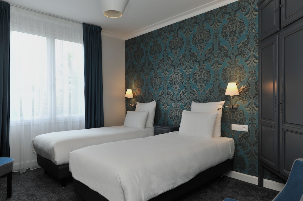 Habitación Classic con dos camas individuales de 90 x 200 cm del hotel Mercure Paris Saint Cloud Hippodrome. Foto 1