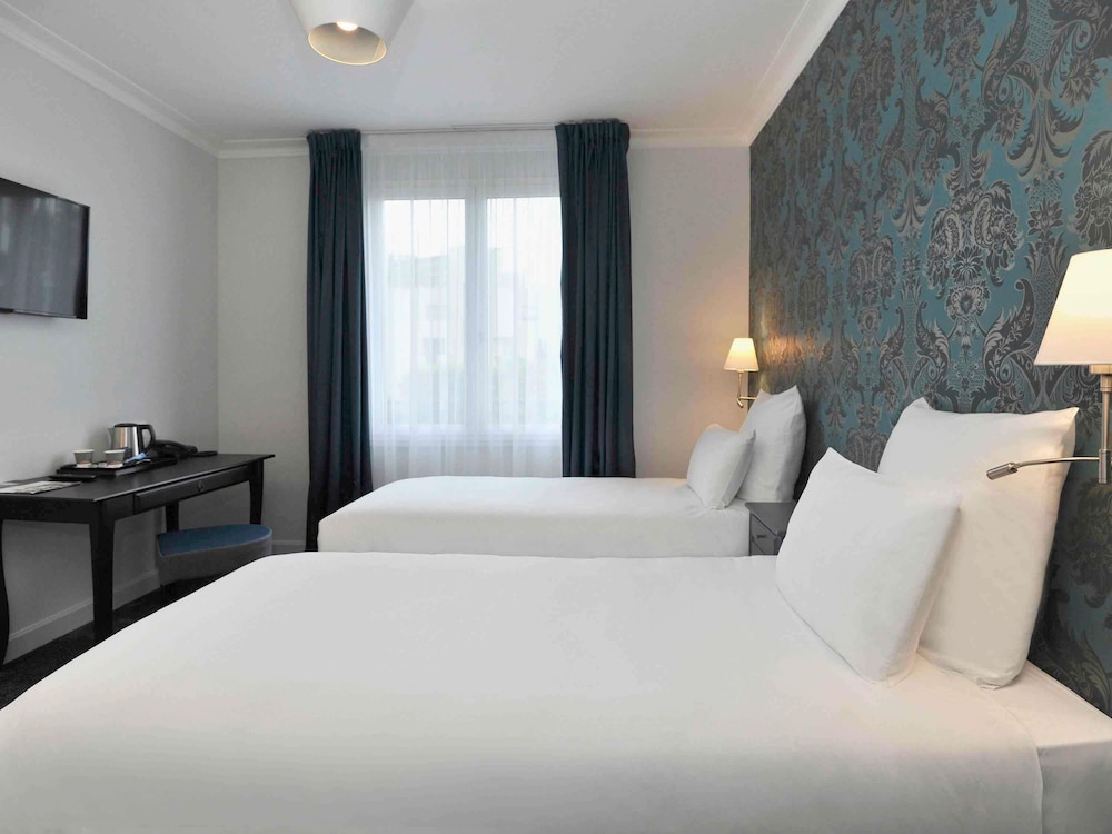 Habitación Classic con dos camas individuales de 90 x 200 cm del hotel Mercure Paris Saint Cloud Hippodrome. Foto 3