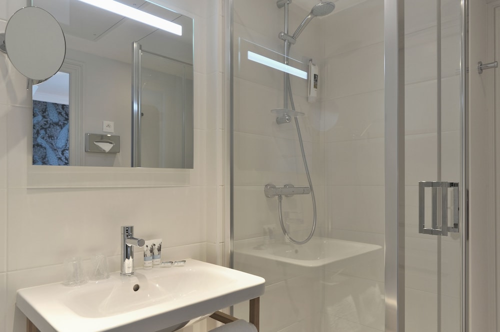 Habitación Classic con dos camas individuales de 90 x 200 cm del hotel Mercure Paris Saint Cloud Hippodrome. Foto 8