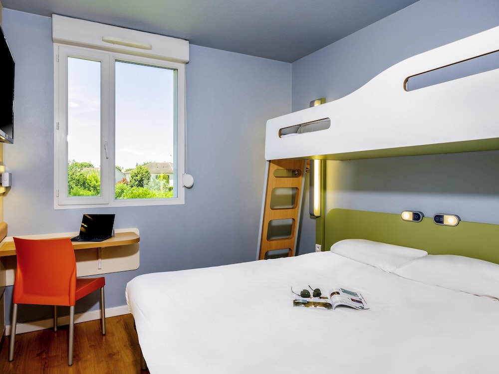 Habitación triple con cama grande y litera superior del hotel Ibis Budget Limoges Nord
