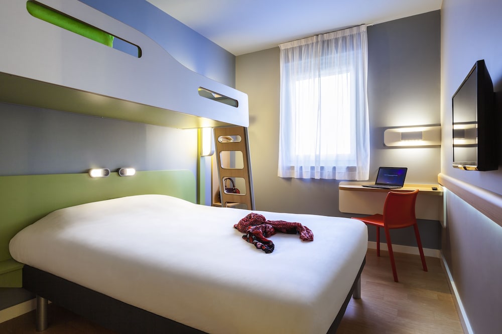 Habitación triple con cama grande y litera superior del hotel Ibis Budget Limoges Nord. Foto 1
