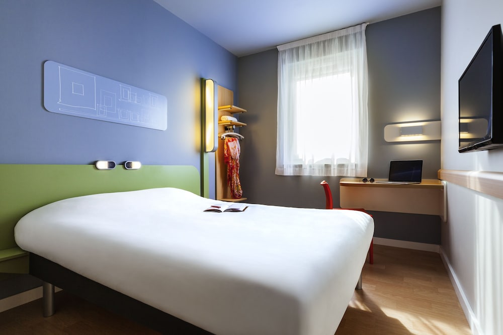 Habitación triple con cama grande y litera superior del hotel Ibis Budget Limoges Nord. Foto 2