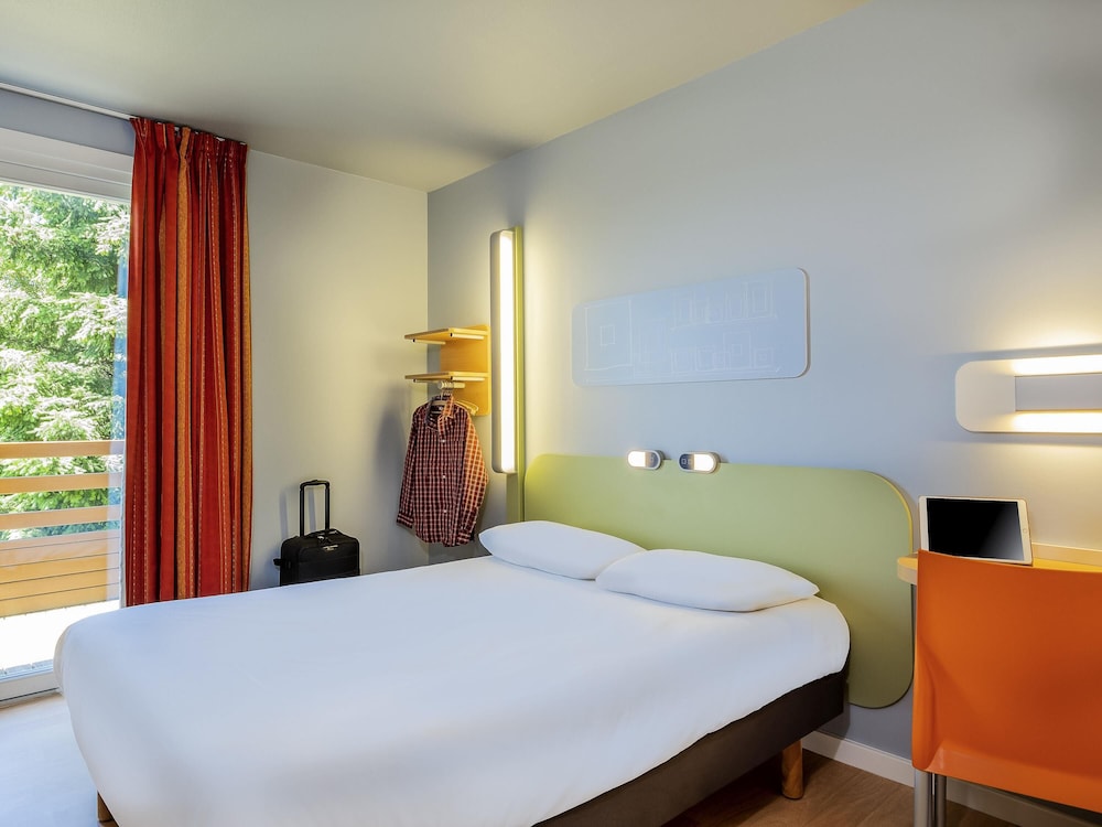 Habitación triple con cama grande y litera superior del hotel Ibis Budget Limoges Nord. Foto 3
