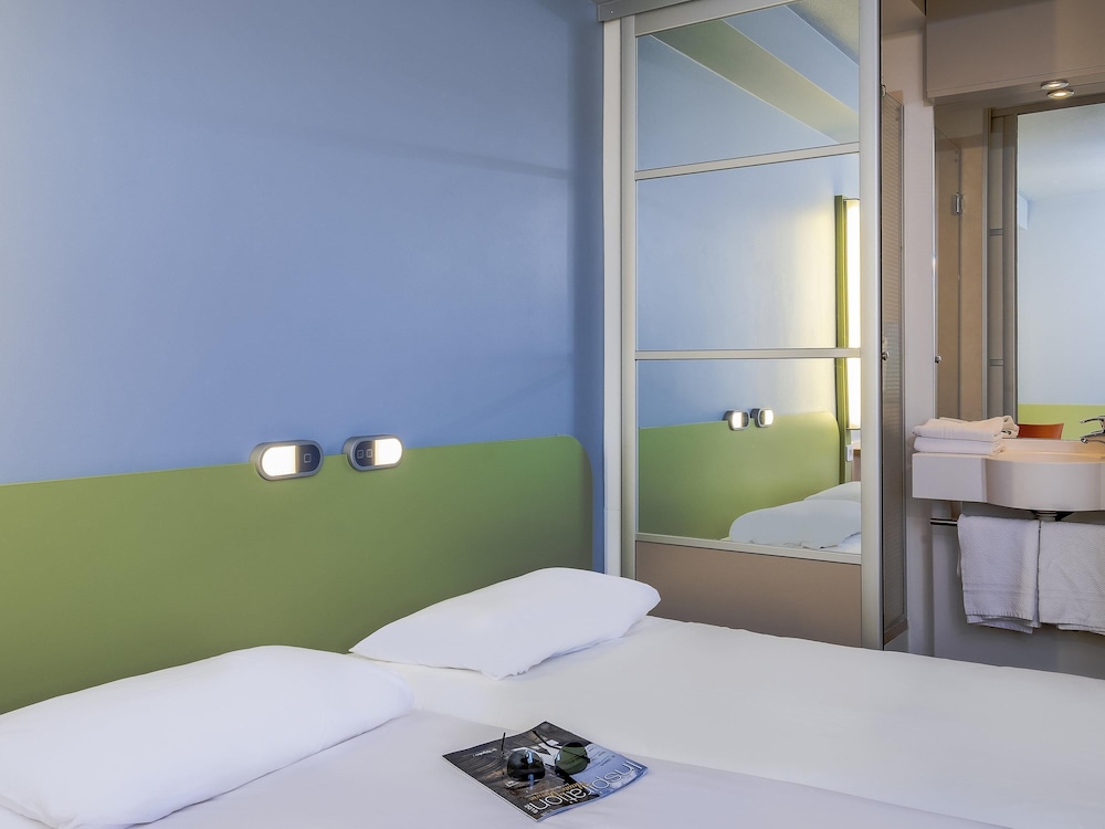 Habitación triple con cama grande y litera superior del hotel Ibis Budget Limoges Nord. Foto 4