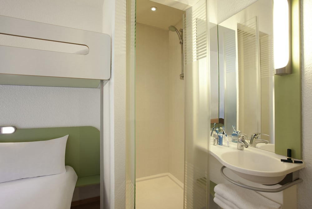 Habitación triple con cama grande y litera superior del hotel Ibis Budget Limoges Nord. Foto 6