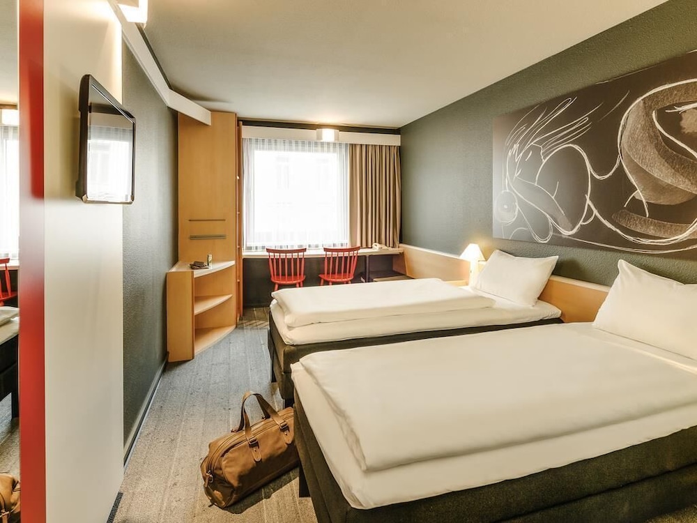 Habitación estándar con 2 camas individuales del hotel Ibis Wien City. Foto 4