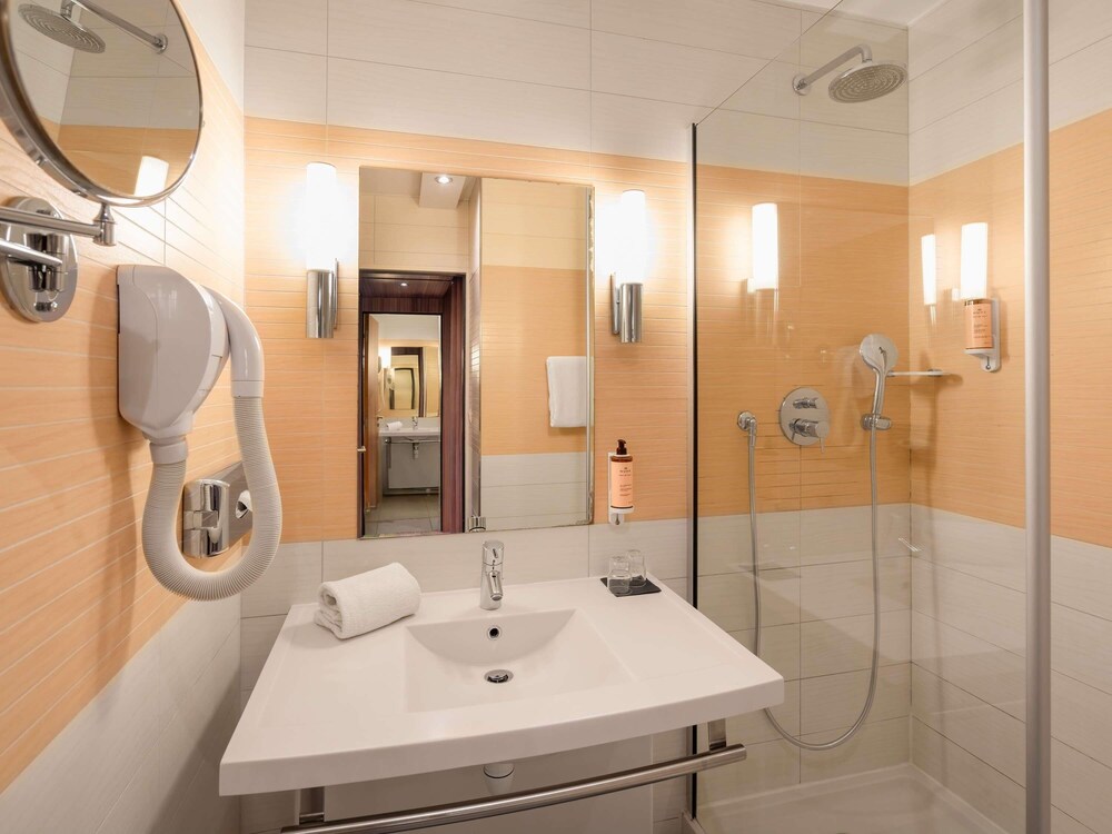 Habitación Estándar con cama doble del hotel Mercure Libourne Saint-emilion. Foto 3