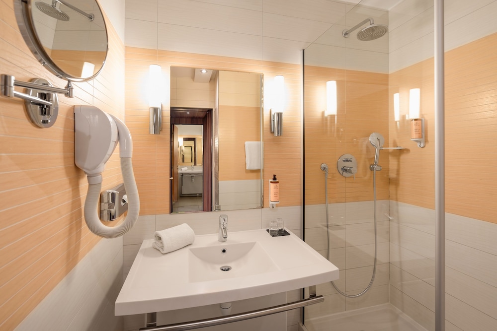 Habitación Estándar con cama doble del hotel Mercure Libourne Saint-emilion. Foto 4