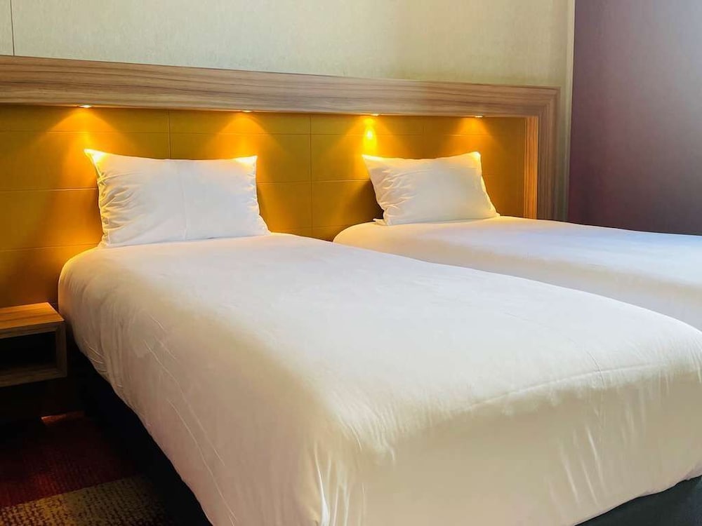 Estándar 2 camas individuales del hotel Mercure Libourne Saint-emilion. Foto 2